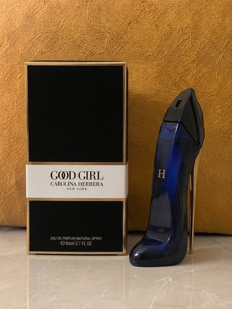Frasco azul con forma de tacón de Carolina Herrera Good Girl junto a su caja